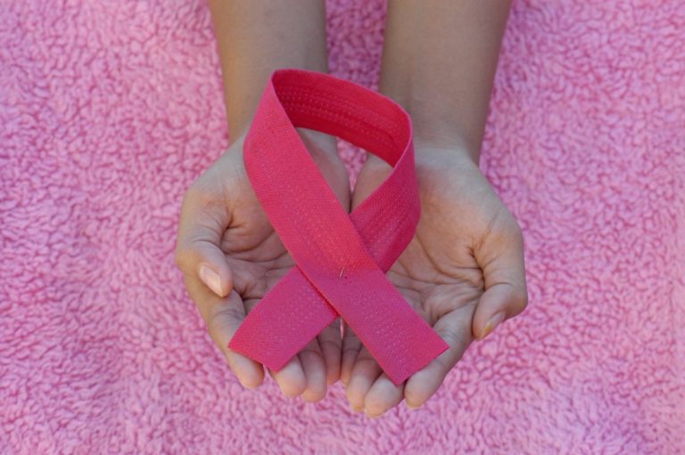 Outubro Rosa começa com alerta para prevenção e diagnóstico do câncer de mama Laço rosa para ilustrar campanha de prevenção ao câncer de mama
