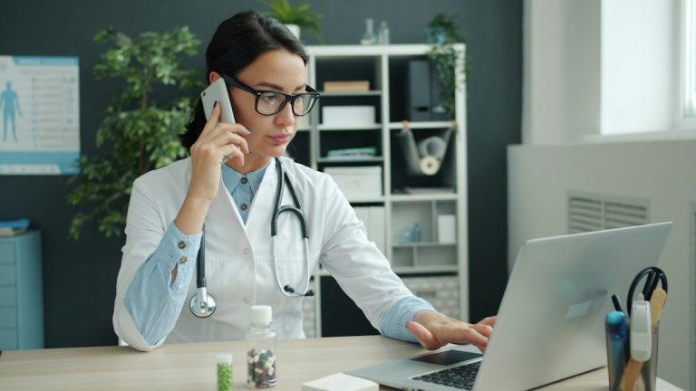 Dia Mundial da Saúde Mental 2026 destaca importância de ouvir pacientes, diz OMS Profissional de saúde em atendimento remoto, ilustrando teleatendimento em saúde mental pelo SUS