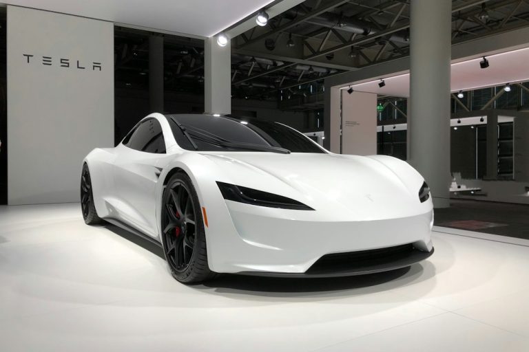 Tesla Roadster em exposição na Suíça, fotografia de arquivo