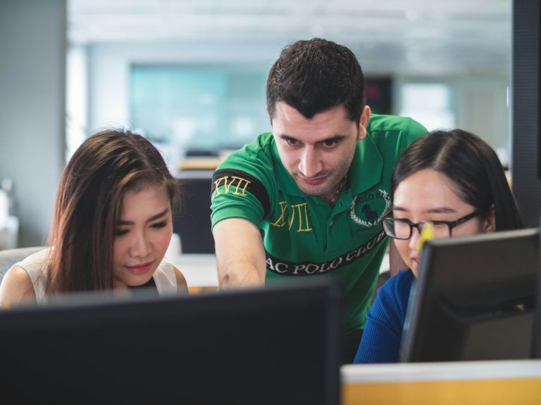 Campina Grande recebe cursos gratuitos de tecnologia em carreta na UEPB até 6 de novembro Pessoas utilizando computadores em ambiente de aprendizagem digital; foto ilustrativa de Mimi Thian, Unsplash